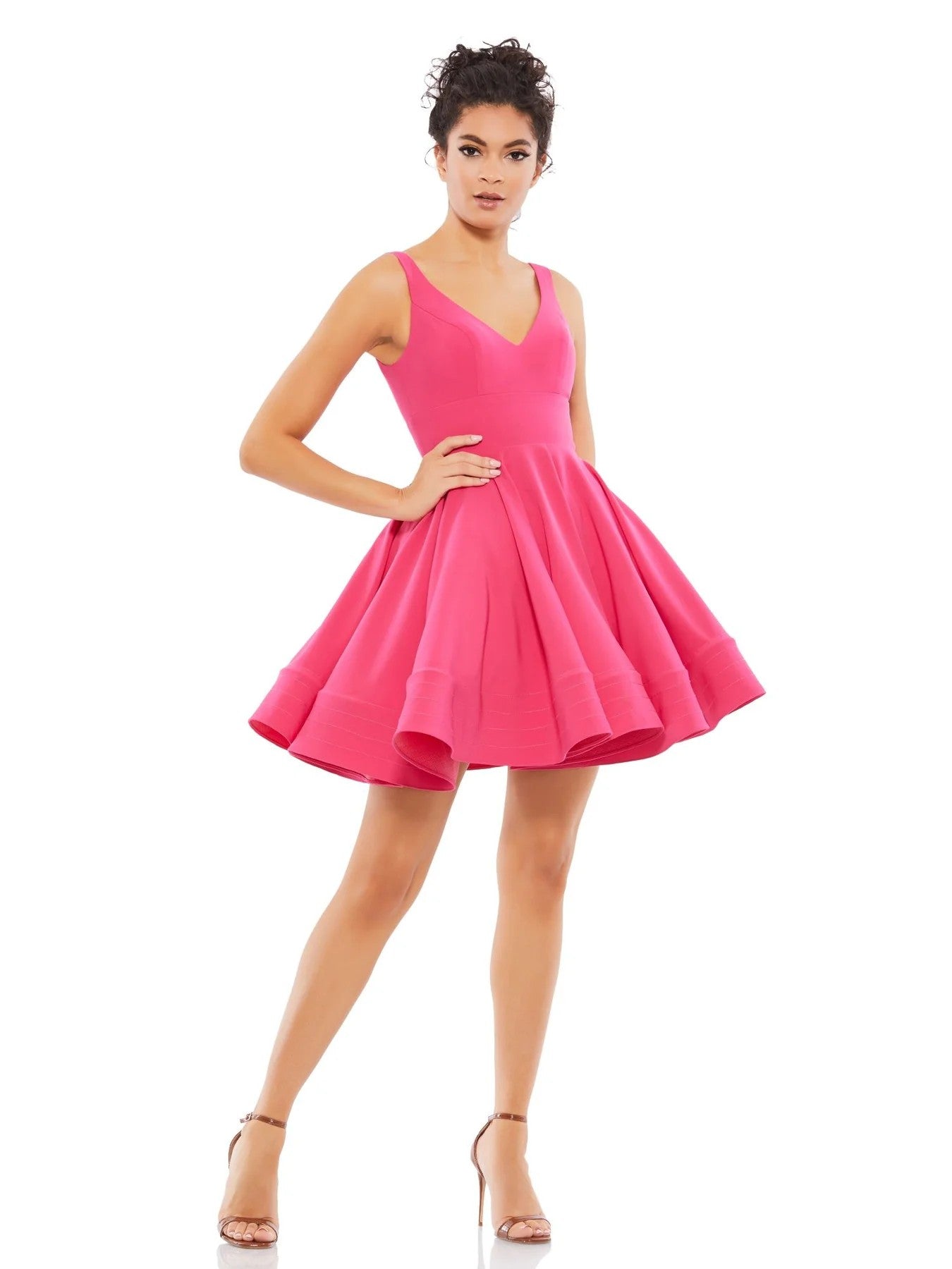 فستان كوكتيل قصير بدون أكمام من ماك دوجال