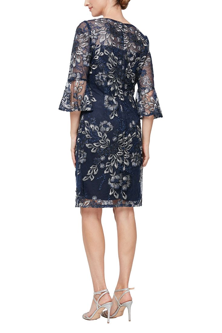 فستان رسمي قصير من الدانتيل بأكمام ثلاثة أرباع من Alex Evenings 82171384