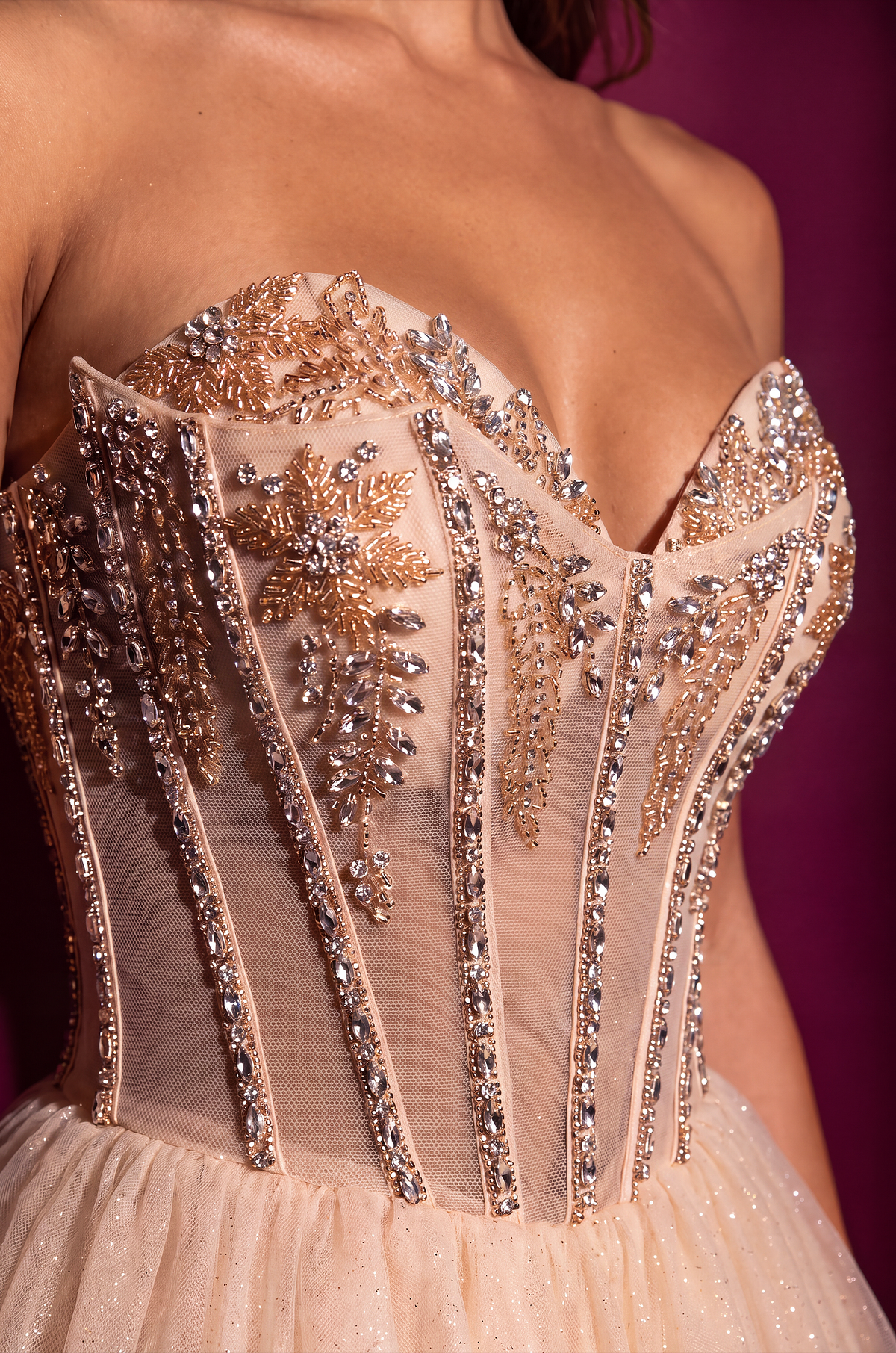 فستان حفلات بطول الركبة وتنورة تول وخرز وأحجار لامعة