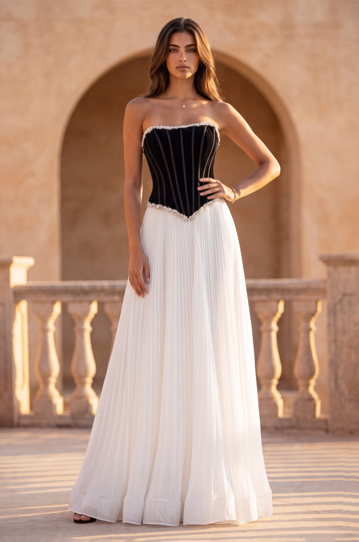 فستان رسمي طويل من المخمل بثنيات وكورسيه