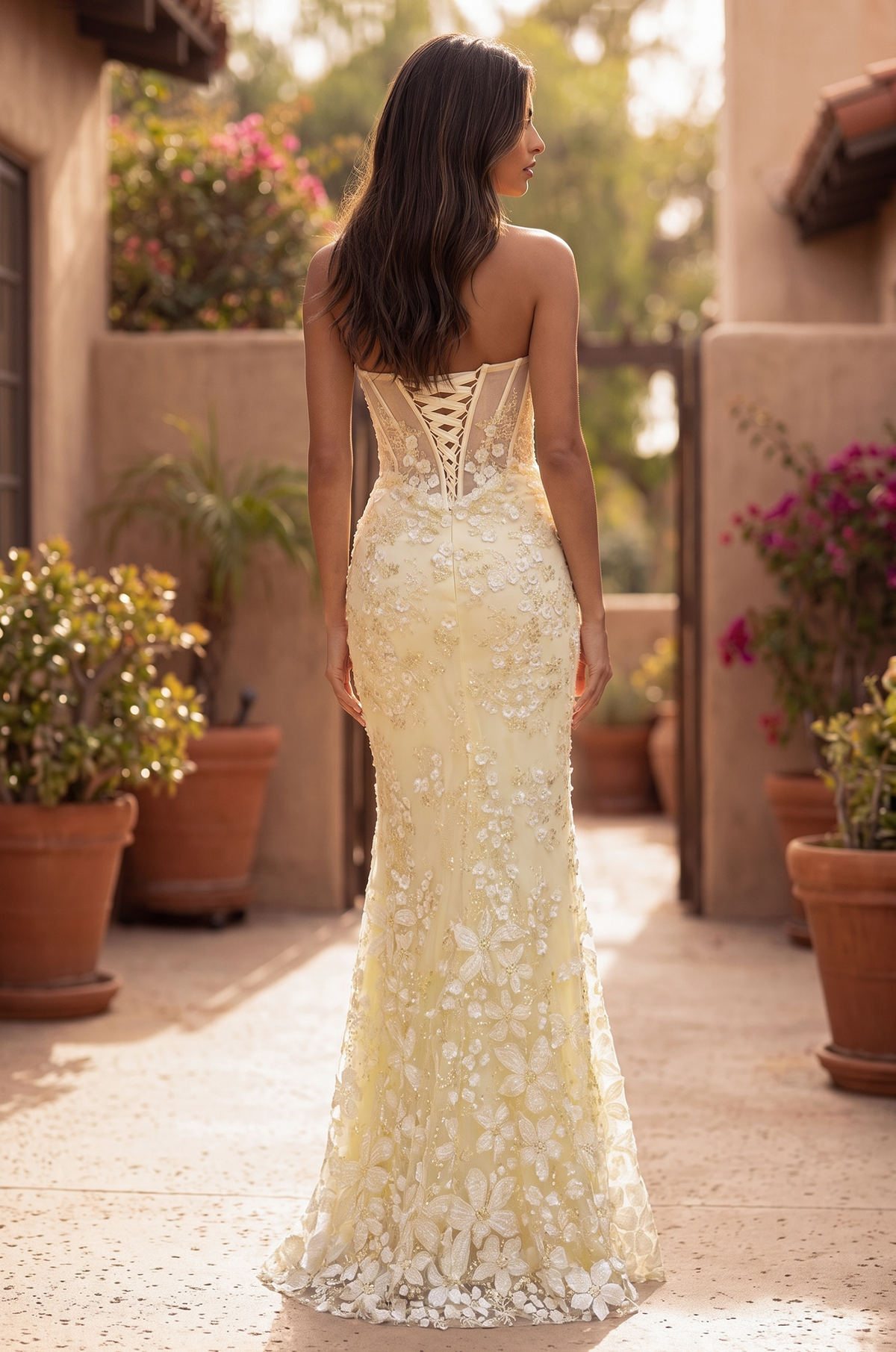 فستان حفلات بدون حمالات بكورسيه مزهر ومطرز بالخرز