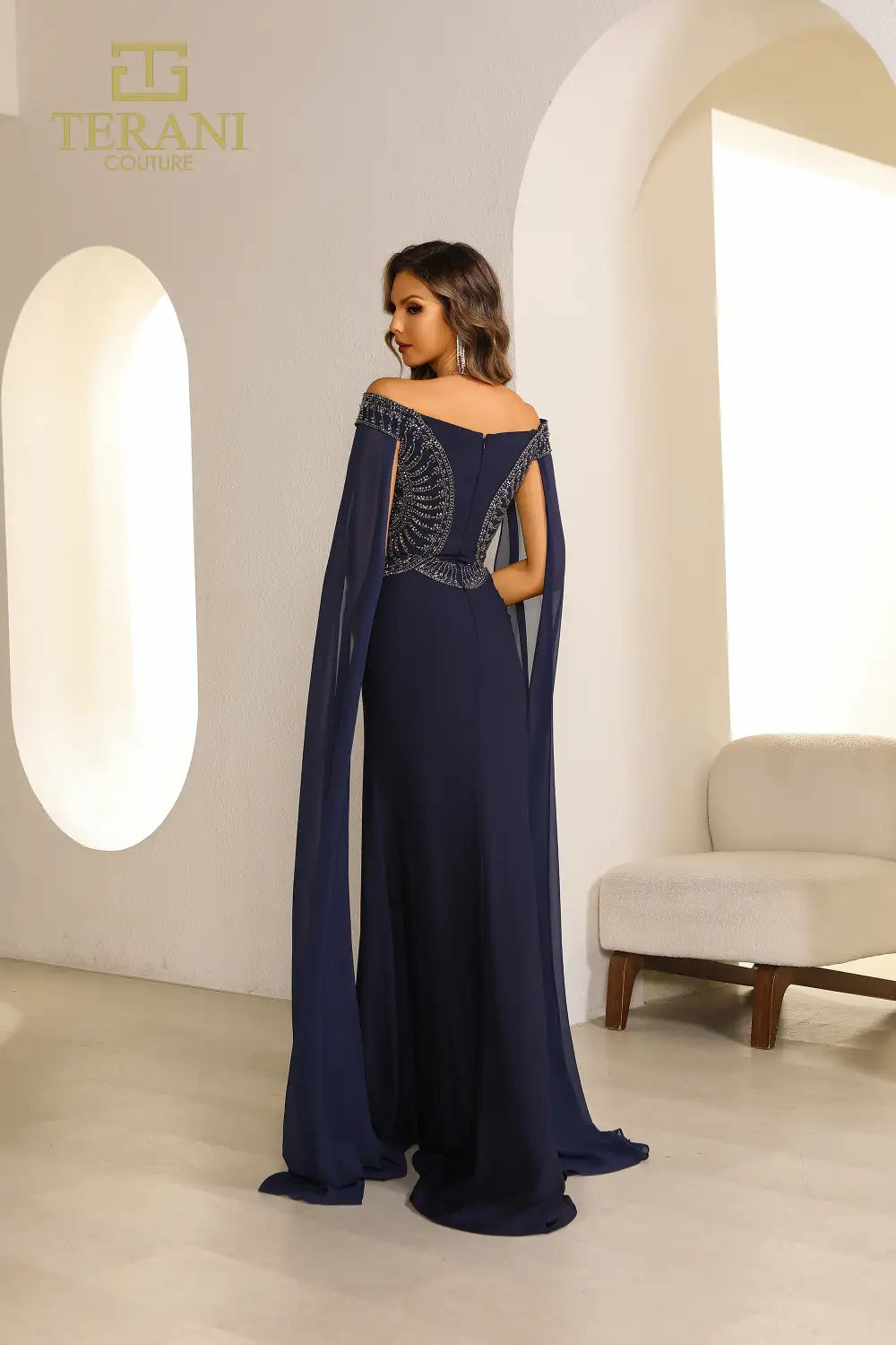 فستان سهرة رسمي طويل بأكمام من الكاب ومطرز بالخرز من Terani Couture 251M4580