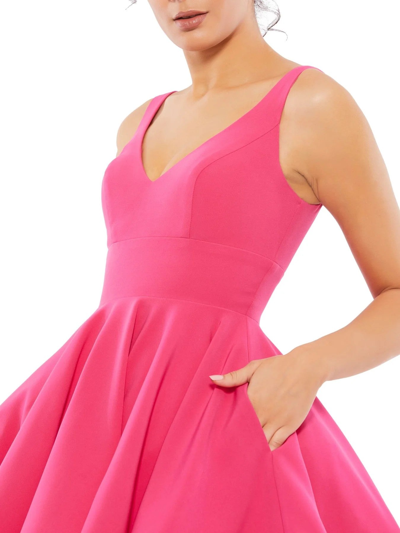 فستان كوكتيل قصير بدون أكمام من ماك دوجال