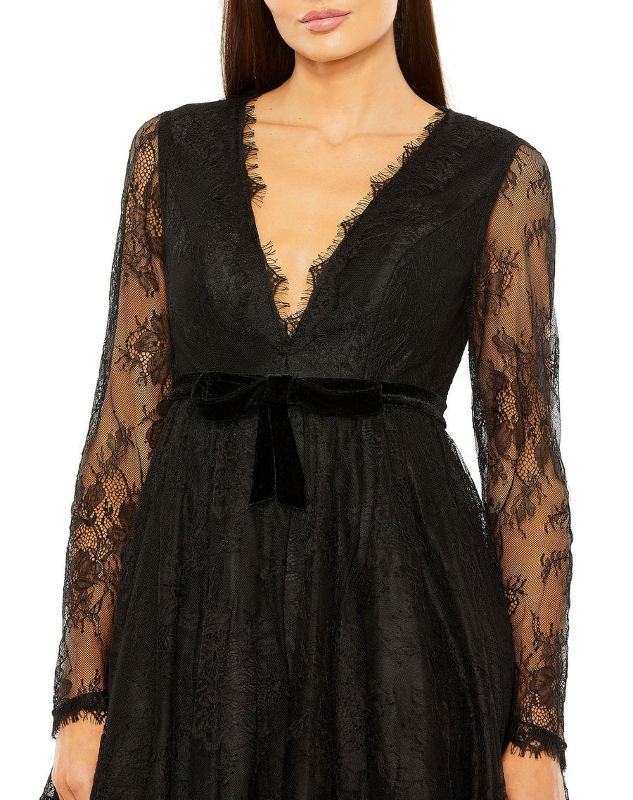 فستان قصير من الدانتيل بأكمام طويلة وفتحة رقبة على شكل حرف V من ماك دوجال 49794