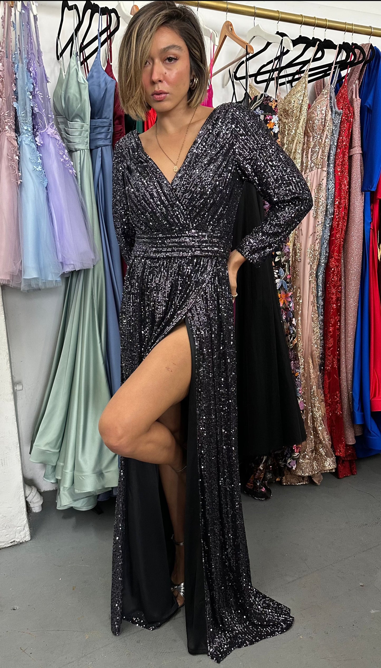 فستان رسمي لامع بأكمام طويلة للبيع