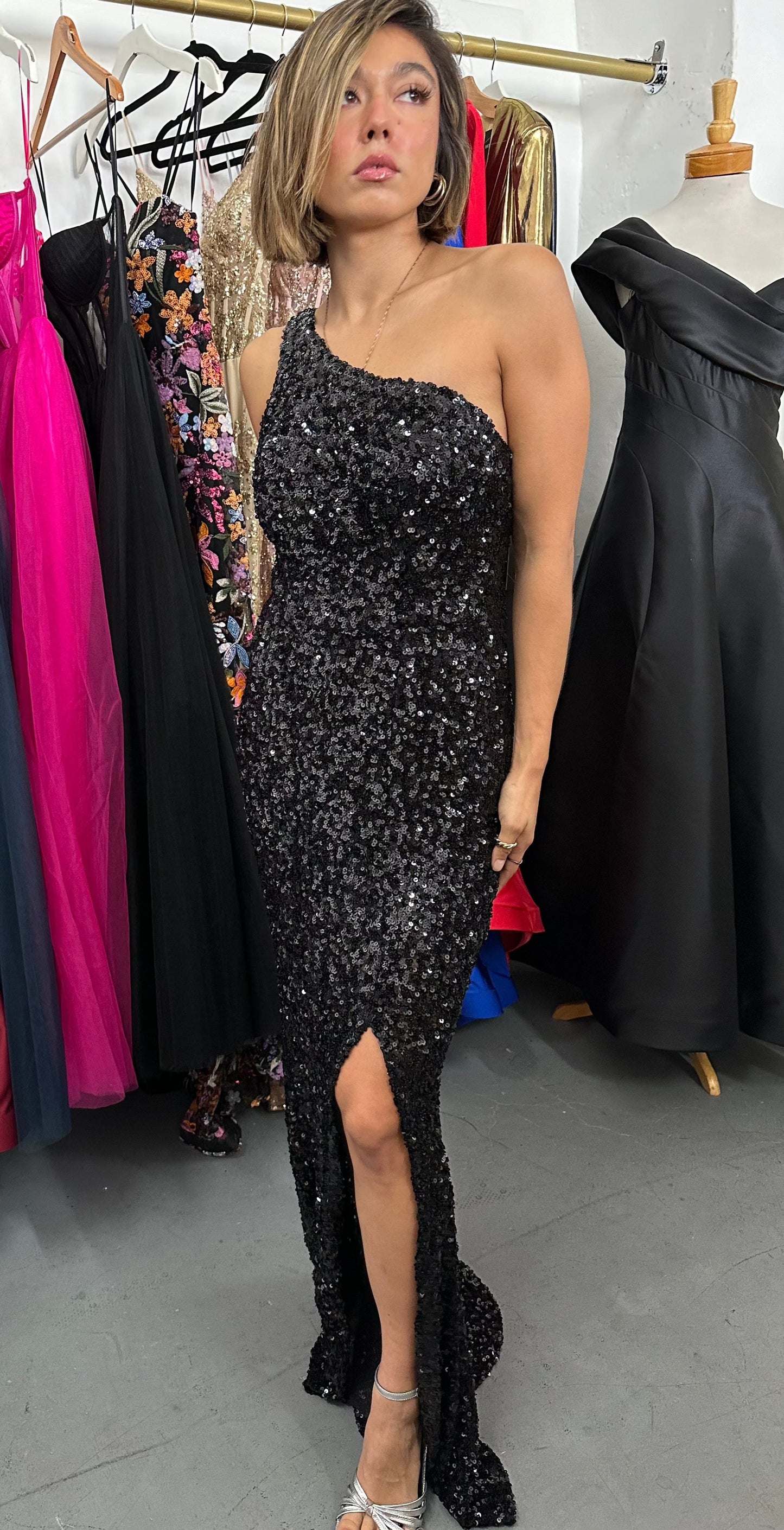 فستان طويل بكتف واحد للبيع