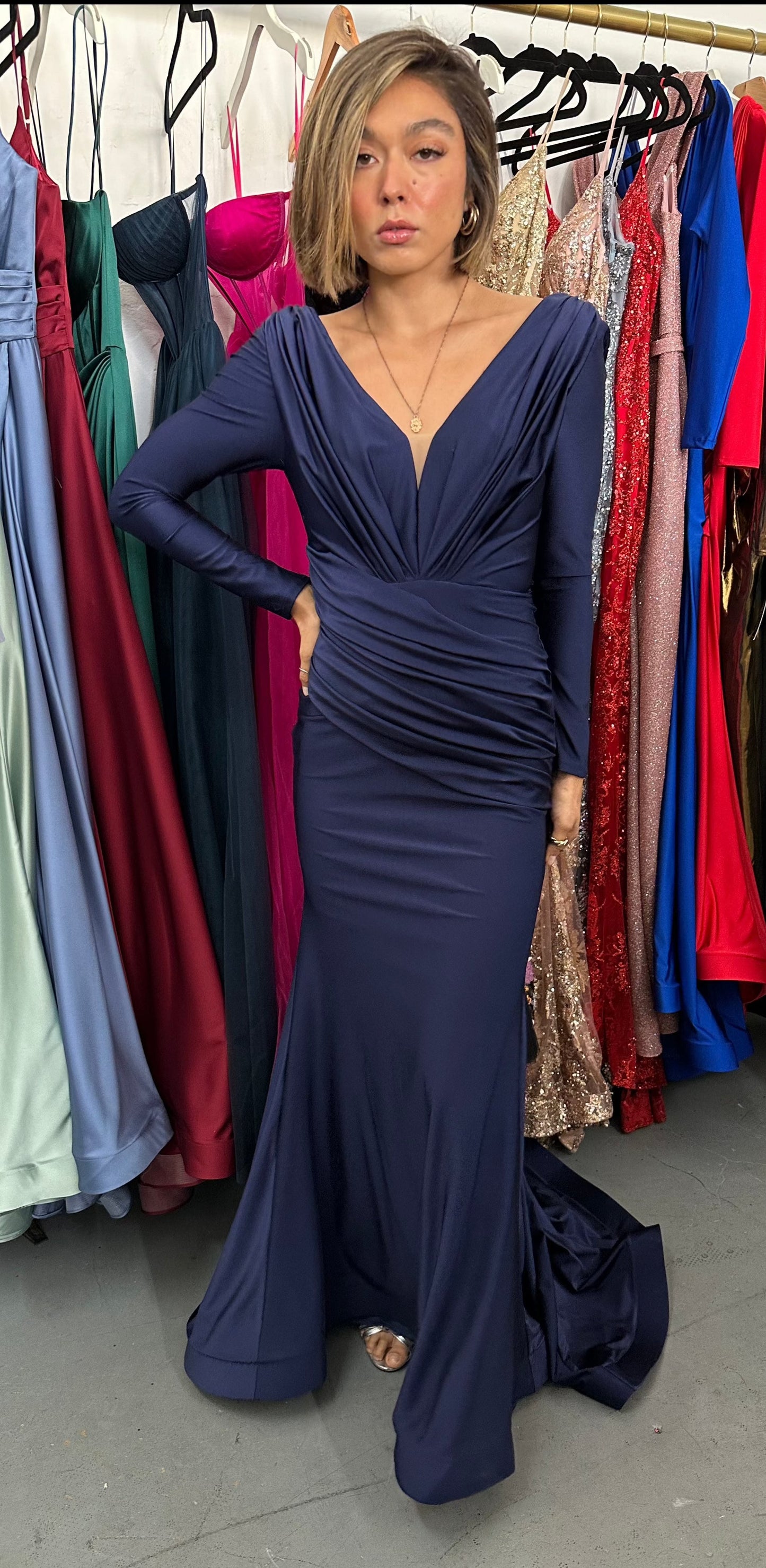 فستان رسمي بأكمام طويلة وملائم للبيع